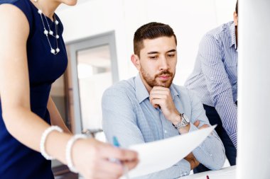 Modern ofisteki iş adamları