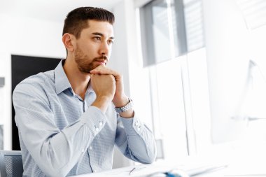 Masa başında oturan erkek ofis çalışanı