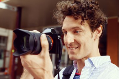 Erkek fotoğrafçı alarak resim