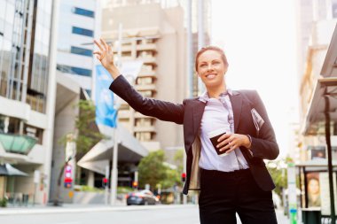 Taksi yakalamak iş kadın portresi