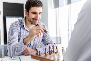 İki genç adam satranç portresi