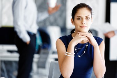 Çekici ofis çalışanı masada oturuyor.