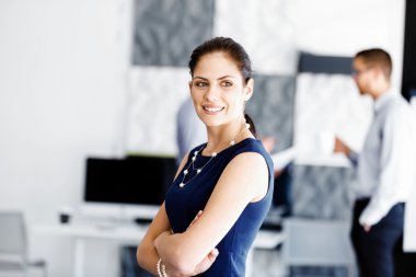 Ayakta çekici ofis çalışanı