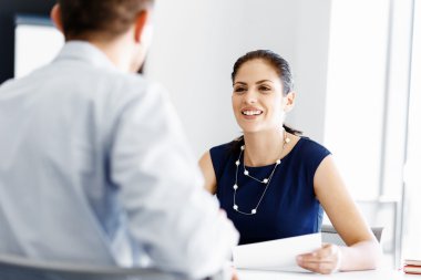 Çekici ofis çalışanı masada oturuyor.