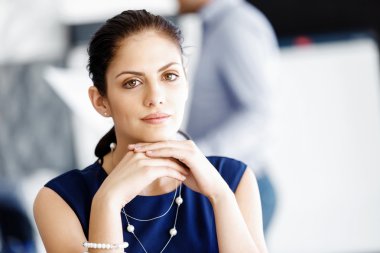 Çekici ofis çalışanı masada oturuyor.