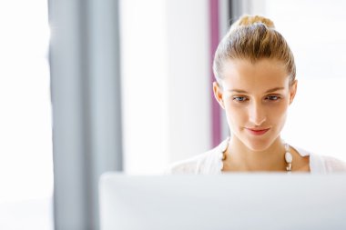 Çekici ofis çalışanı masada oturuyor.