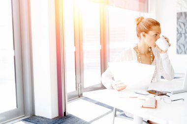 Çekici ofis çalışanı masada oturuyor.