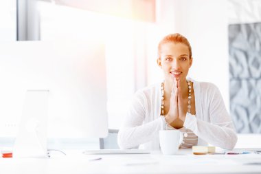 Çekici ofis çalışanı masada oturuyor.