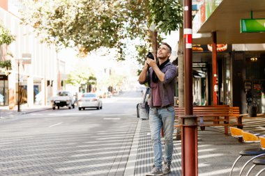 Erkek fotoğrafçı alarak resim