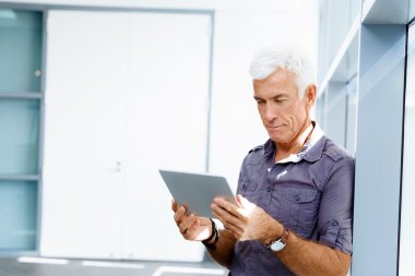 ofis yakışıklı işadamı