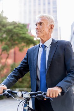 Başarılı bir iş adamı binicilik bisiklet