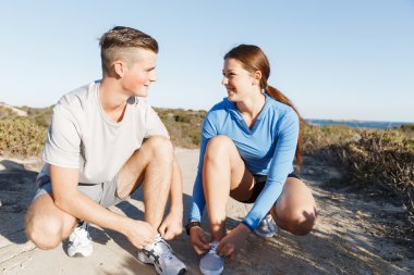 Koşucular birkaç ayakkabı Dantel ve koşu için hazırlamak