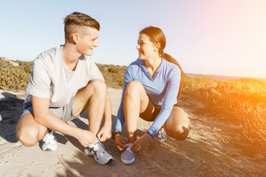 Koşucular birkaç ayakkabı Dantel ve koşu için hazırlamak