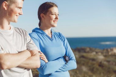 Kumsalda eşofman bulunan genç Çift