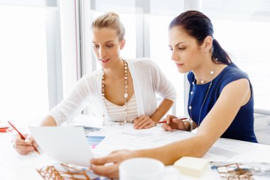 Ofiste iki bayan meslektaşım var.