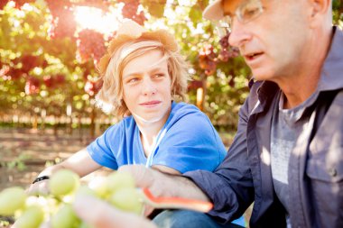 Baba ve oğul bağ içinde