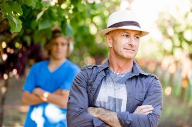 Baba ve oğul bağ içinde