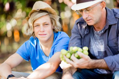 Baba ve oğul bağ içinde