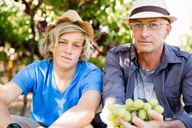 Baba ve oğul bağ içinde