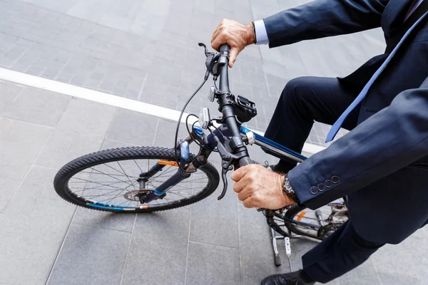 성공적인 사업가 승마 자전거 — 스톡 사진