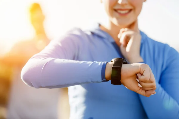 Runner woman with heart rate monitor running on beach — Stock Photo, Image