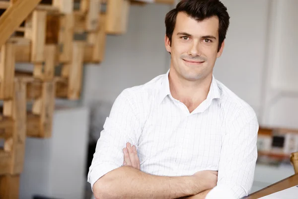 Hombre joven con auriculares — Foto de Stock