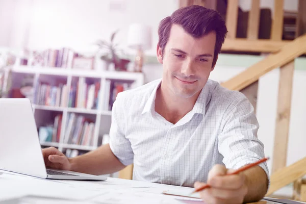 Architecte masculin au bureau — Photo