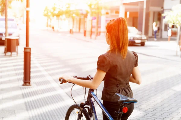 Genç kadın üzerinde bisiklet commuting — Stok fotoğraf