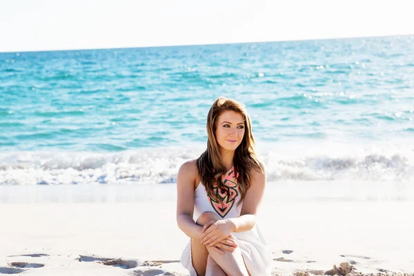 坐在海滩上的年轻女子 — 图库照片