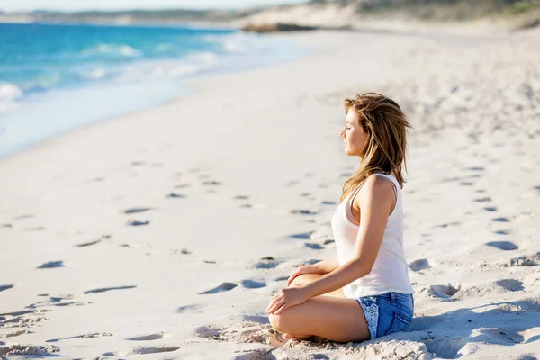 Jonge vrouw ontspannen op het strand — Stockfoto