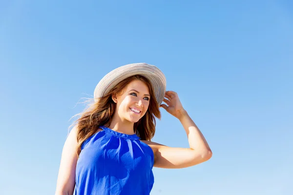 Jonge vrouw op het strand — Stockfoto