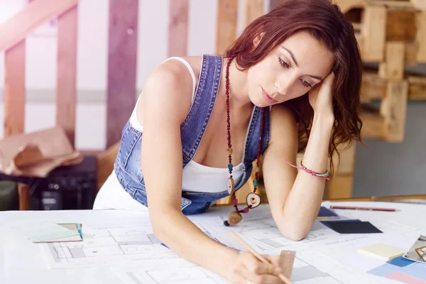 Jonge mooie vrouw op haar Bureau — Stockfoto