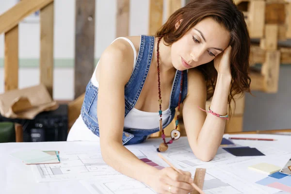 Jonge mooie vrouw op haar Bureau — Stockfoto