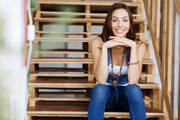 Office merdivenlerde oturan genç kadın portresi — Stok fotoğraf