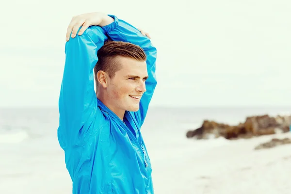 Man training on beach outside — Stock Photo, Image