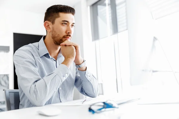 Trabalhador masculino no escritório sentado na mesa — Fotografia de Stock