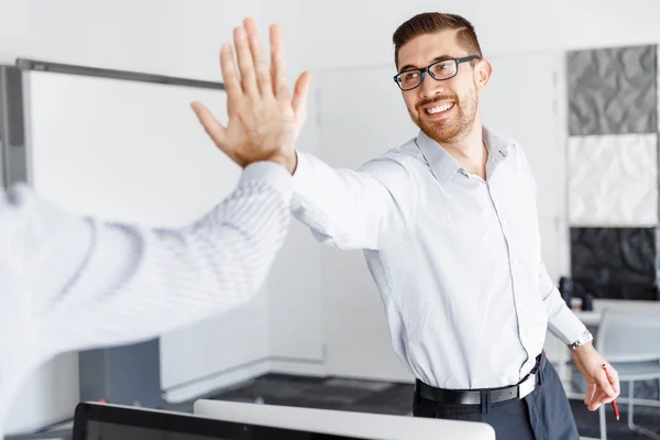 Zwei gutaussehende Geschäftsleute im Amt — Stockfoto