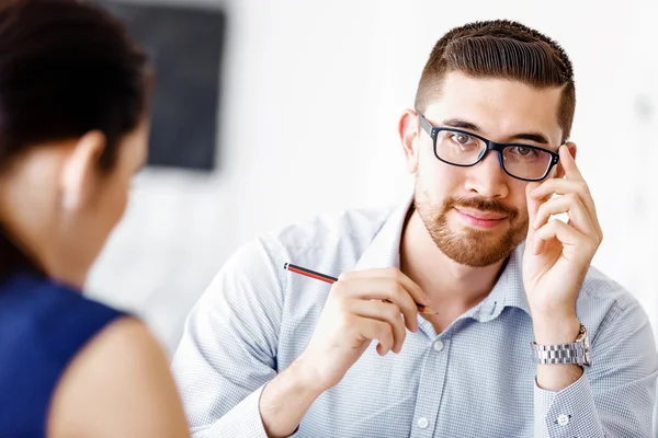 Gente de negocios en oficina moderna — Foto de Stock