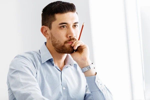 Mannelijke kantoor werknemer zit aan Bureau — Stockfoto