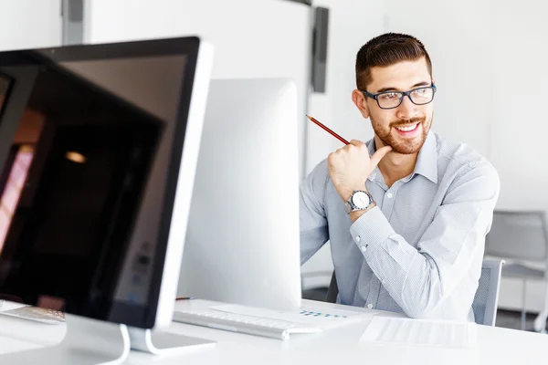 Mannelijke kantoor werknemer zit aan Bureau — Stockfoto