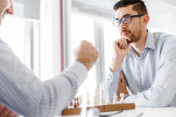 Porträt zweier junger Männer beim Schachspielen — Stockfoto