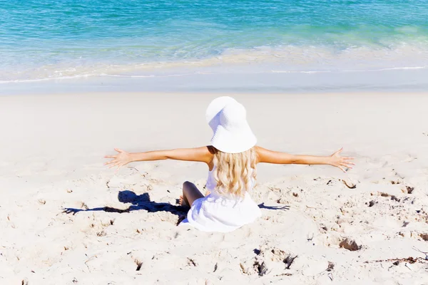 Mujer joven relajándose en la playa — Foto de Stock