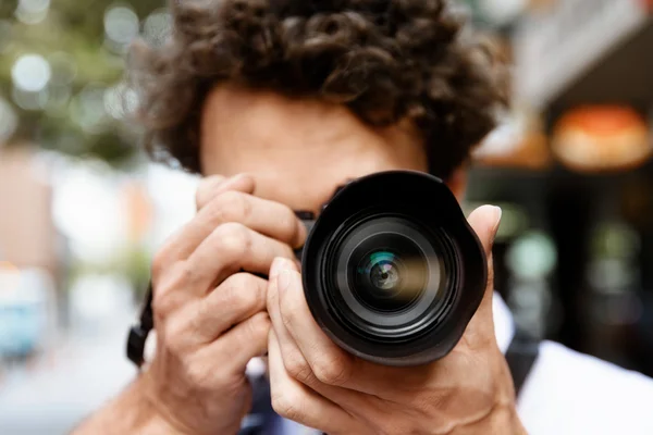 Männlicher Fotograf beim Fotografieren — Stockfoto