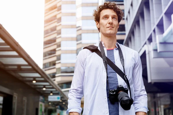 Male tourist in city — Stock Photo, Image