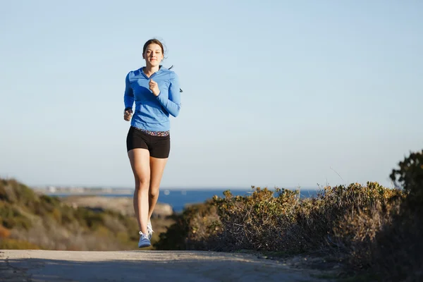 Sport runner joggen op strand uit te werken — Stockfoto