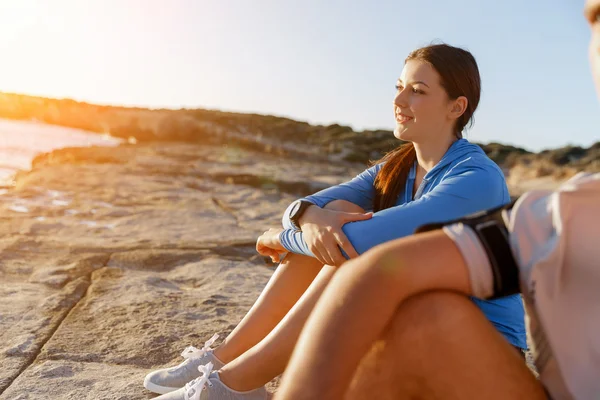 Pareja en ropa deportiva en la playa —  Fotos de Stock