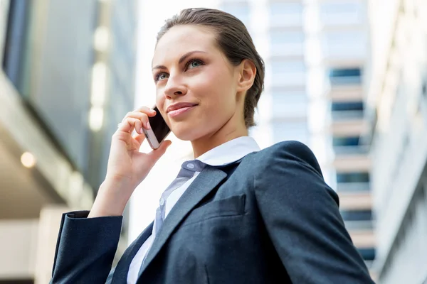 Retrato de mujer de negocios sonriendo al aire libre —  Fotos de Stock