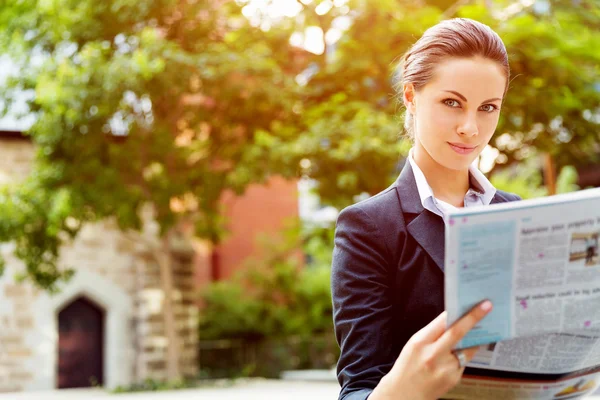 Portrait of business woman smiling outdoor — Stock Photo, Image