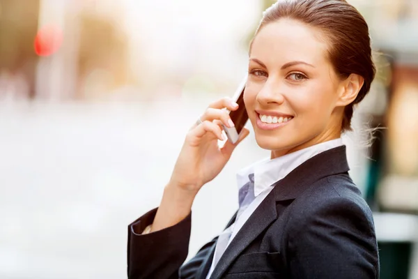 Retrato de mujer de negocios sonriendo al aire libre —  Fotos de Stock
