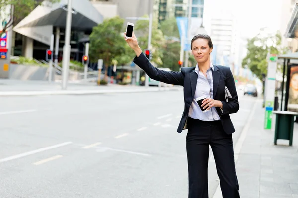 Retrato de mulher de negócios pegar táxi — Fotografia de Stock